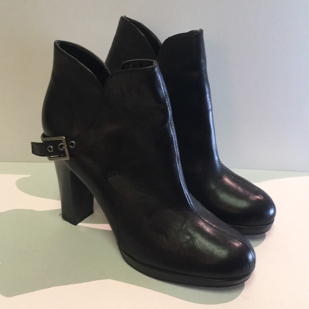 VERA WANG heeled booties
